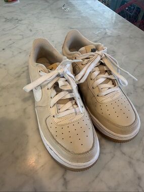 Nike Low-Top Sneakers in Beige and White
